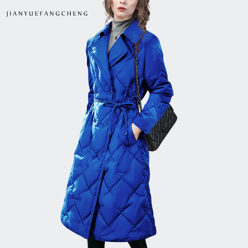 Women Fashion Over The Years - Piumino lungo blu sopra il ginocchio